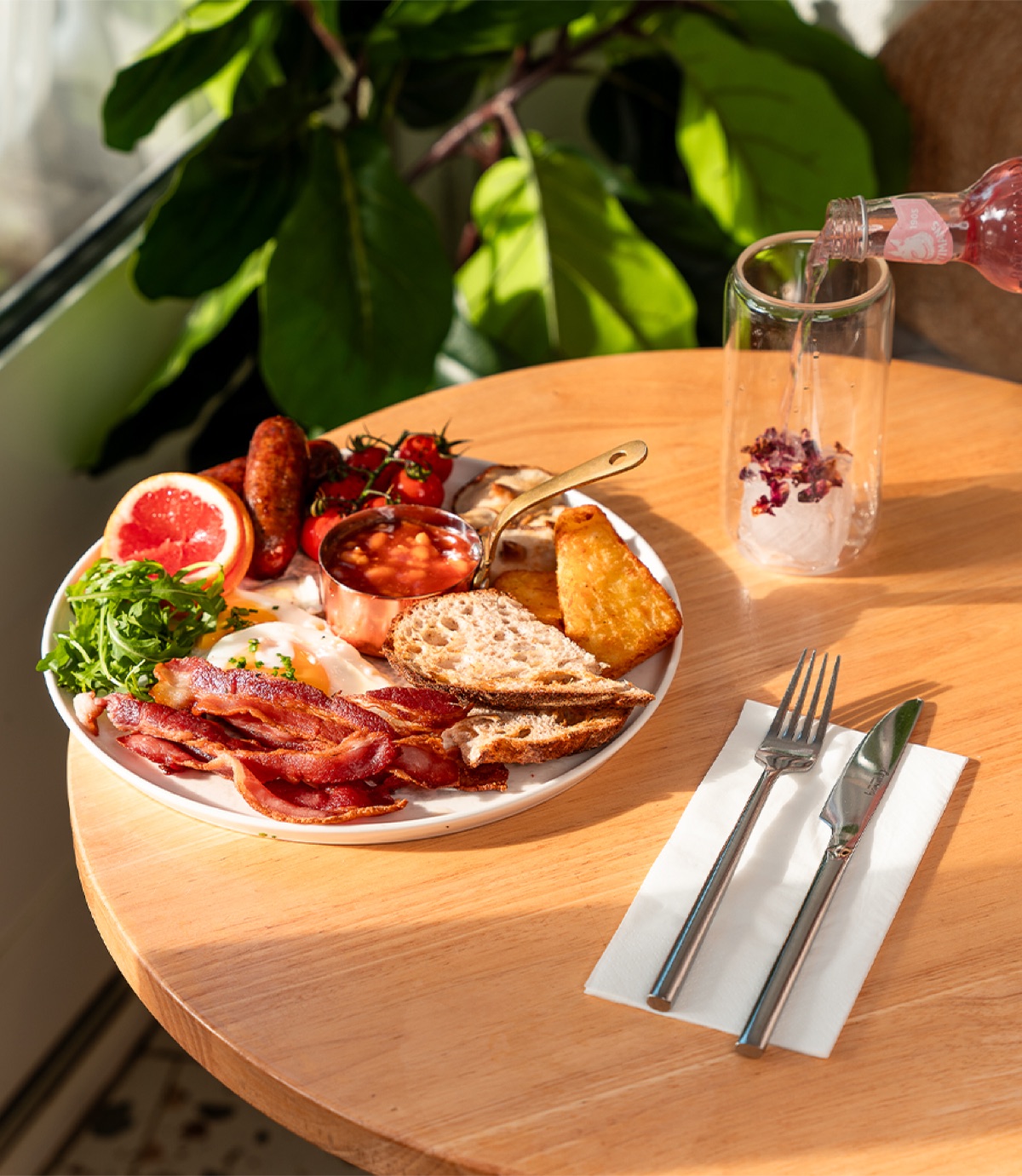 Brunch and a cold drink on a sunlit table at Piccolo Bianco